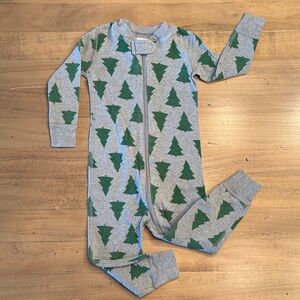 Hanna Andersson Gray and Green Tree Print Kids Footie
